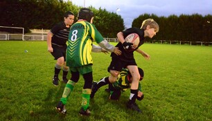 enfnats jouant au rugby