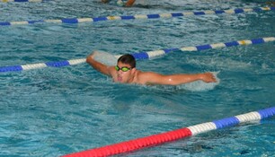 nageur à la piscine faisant du crawl