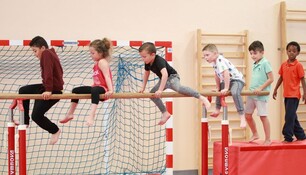 enfants aux barres parrallèles en gymnastique