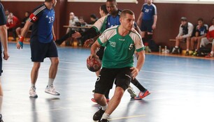 Joueur de handball sur terrain